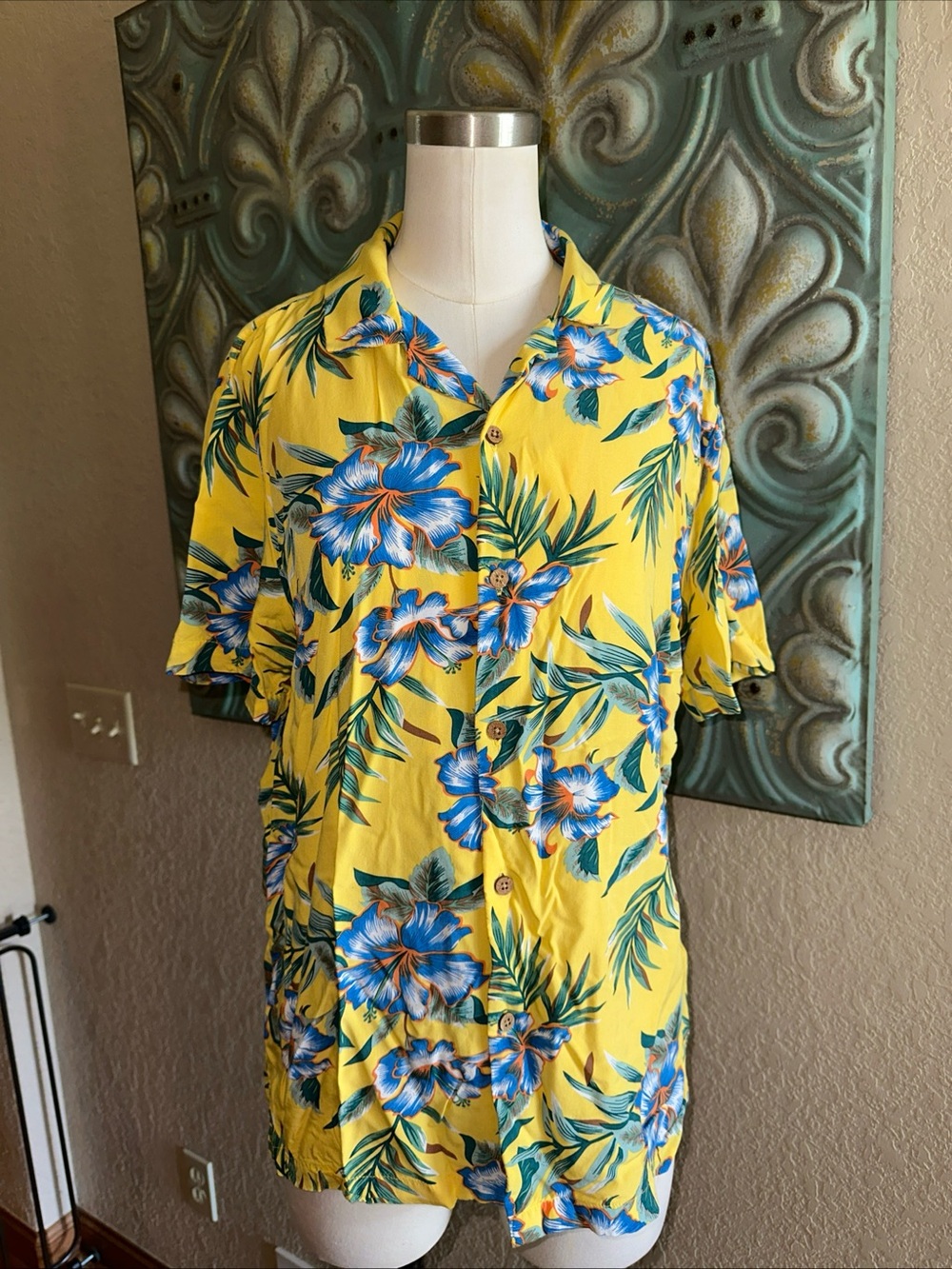 Cactus Man Ricky Singh Mens Medium Hawaiian Camp Shirt Yellow Floral